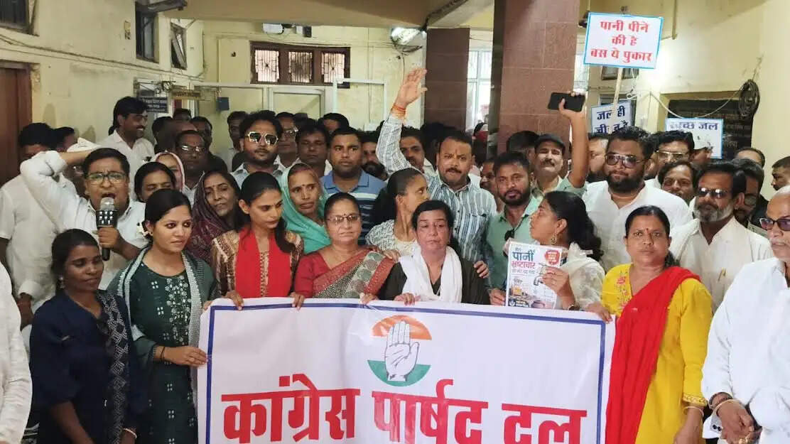 मंदसौरः नगर पालिका में कांग्रेसजन ने फोड़े मटके, सौंपा ज्ञापन
