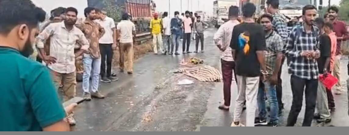 महू-नीमच मार्ग पर भीषण सड़क हादसा, ट्रॉले की चपेट में आई बाइक, तीन छात्रों की मौत
