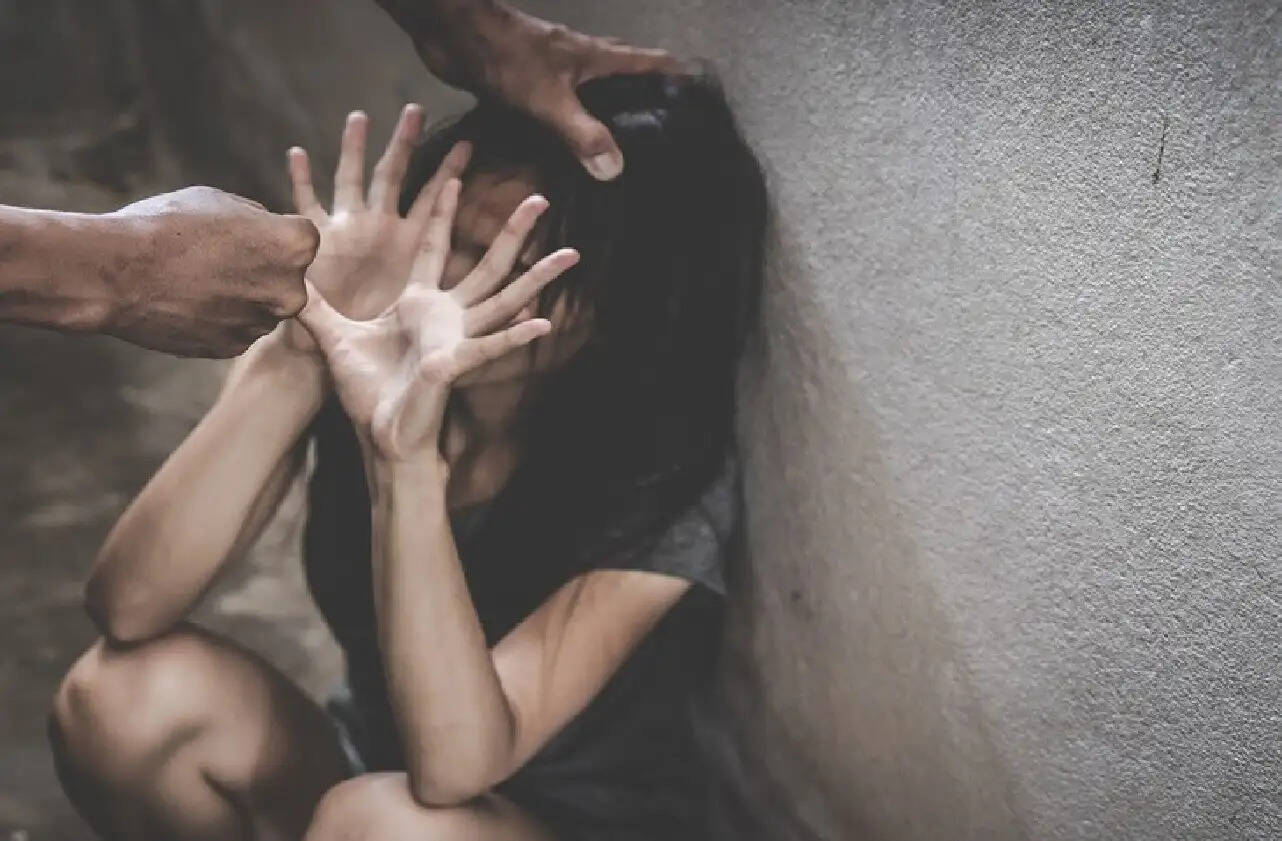 छात्रा को मिलने बुलाया, कमरे पर ले गया और तीन साथियों संग किया दुष्कर्म
