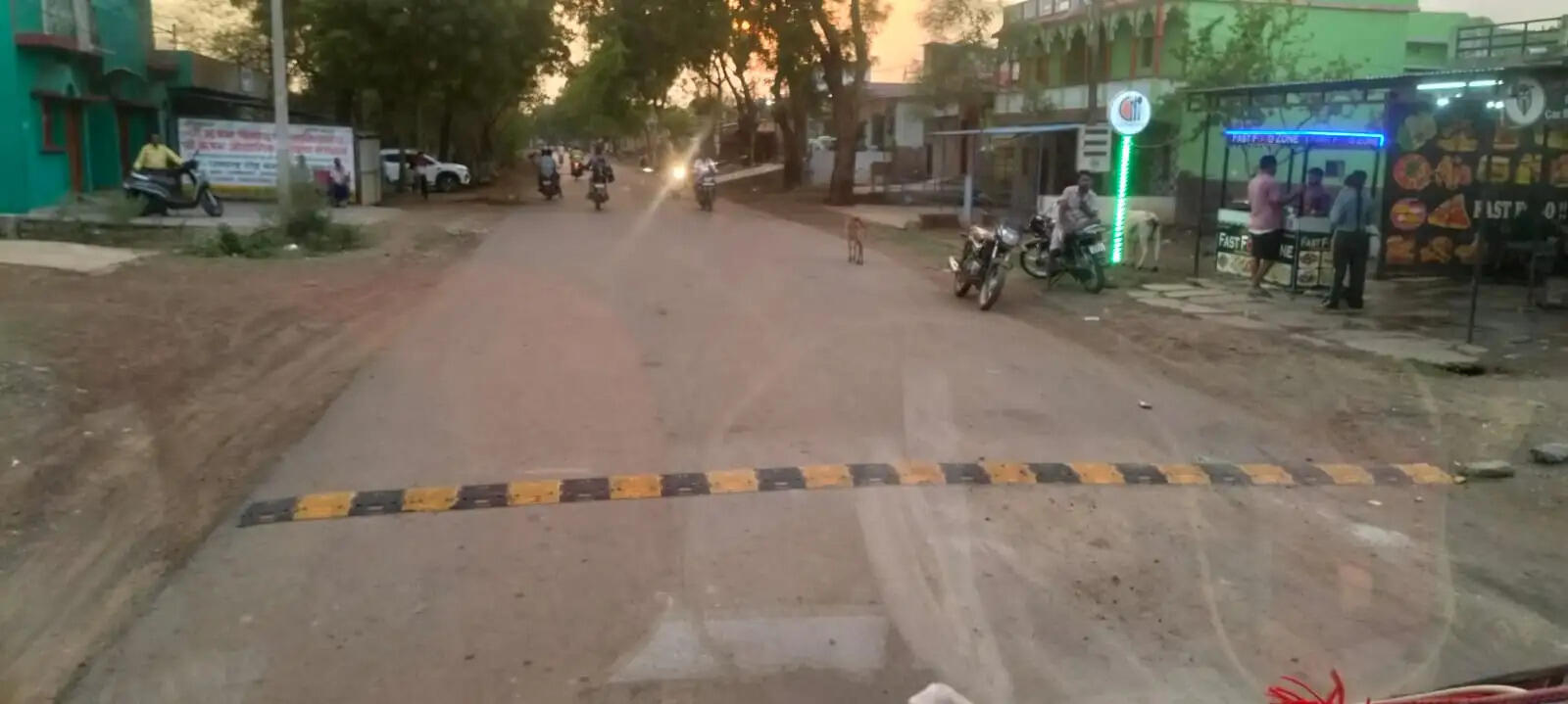 मुलमुला क्षेत्र में सड़क सुरक्षा को लेकर बड़ा कदम, स्पीड ब्रेकर, डेलिनेटर व साइन बोर्ड लगाए गए