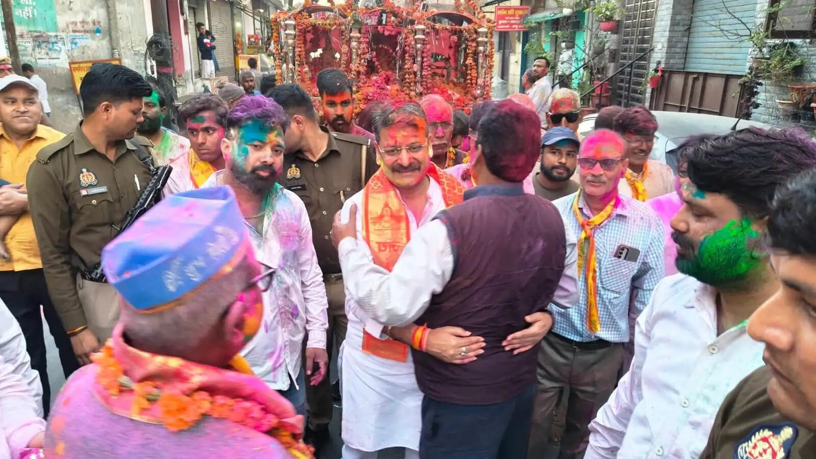 धूमधाम से मनमोहक झांकियों के साथ निकली रामडोल शोभायात्रा