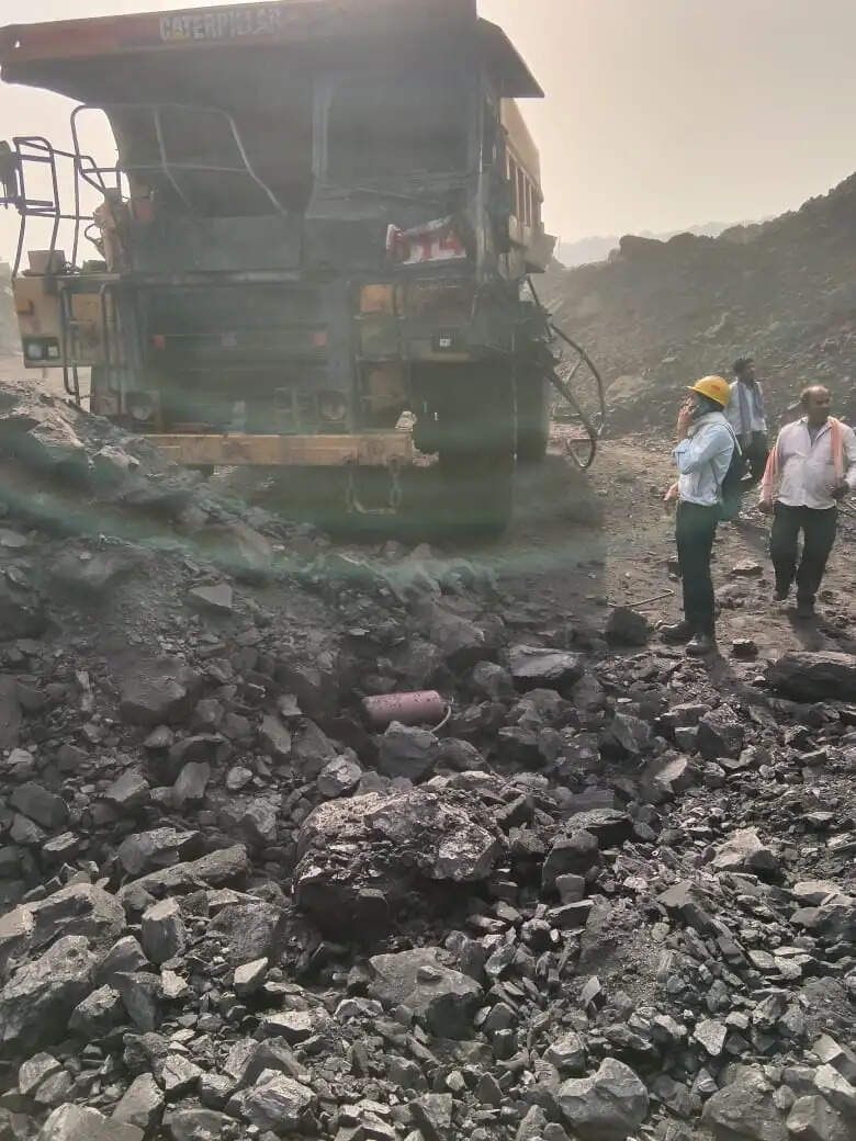 कुसमुंडा मेगा परियोजना में बड़ा हादसा: 60 टन डंपर पलटा, ऑपरेटर घायल