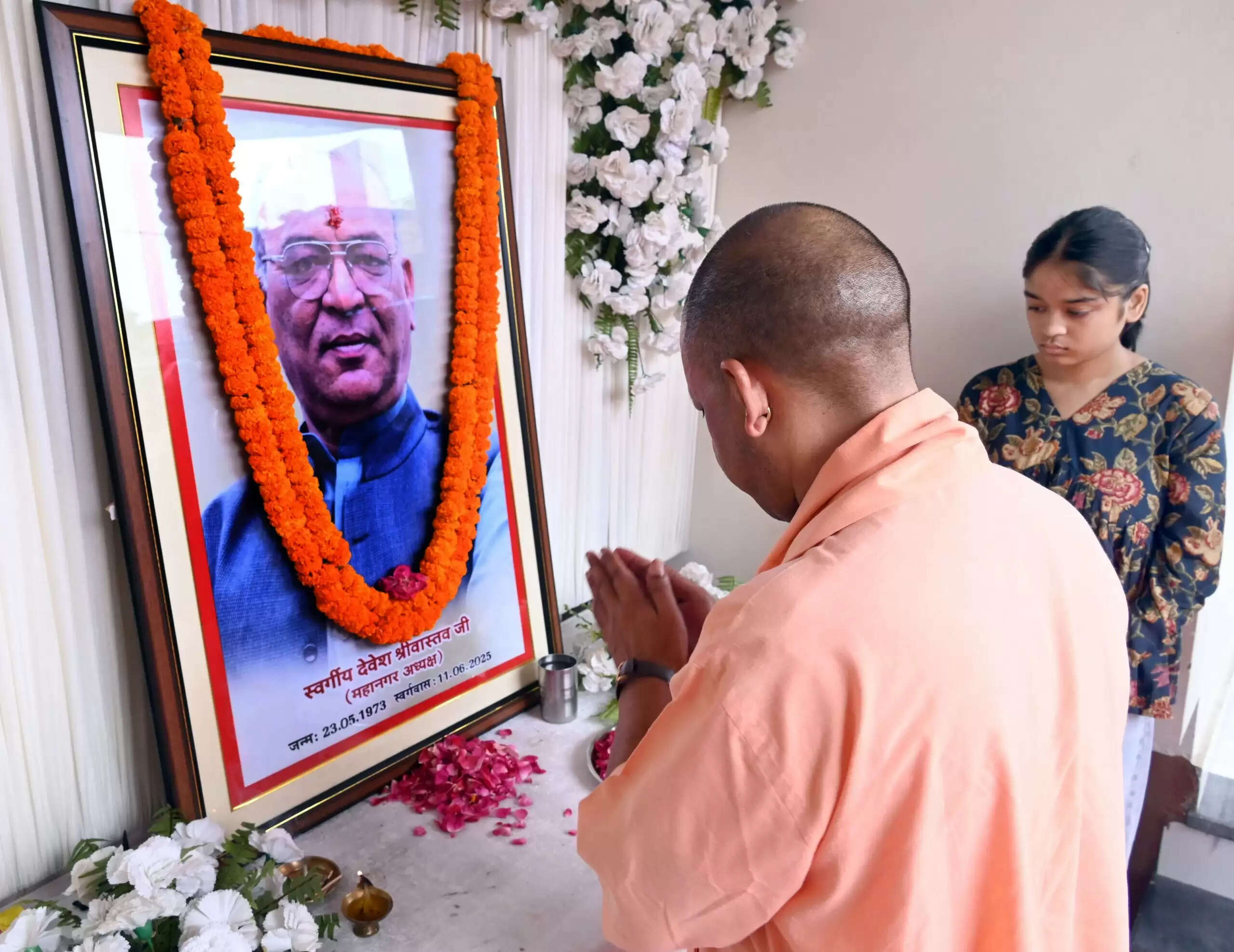 दिवंगत महानगर अध्यक्ष देवेश श्रीवास्तव के घर जाकर मुख्यमंत्री ने दी श्रद्धांजलि