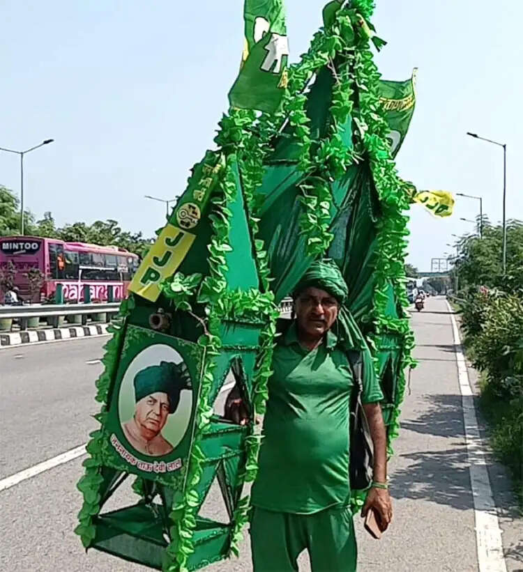 ताऊ देवीलाल की भक्ति में अनोखी कांवड़, नंगे पांव हरिद्वार से पानीपत निकला भक्त