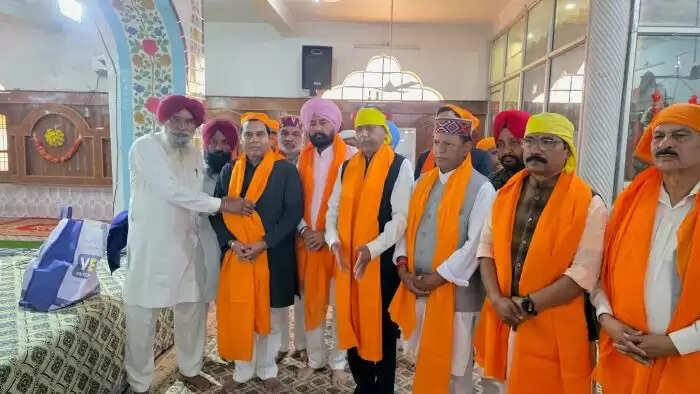 भाजपा नेताओं ने बद्दी में श्री गुरु नानक देव के 556वें प्रकाश पर्व पर गुरुद्वारा गुलरवाला में शीश नवाया