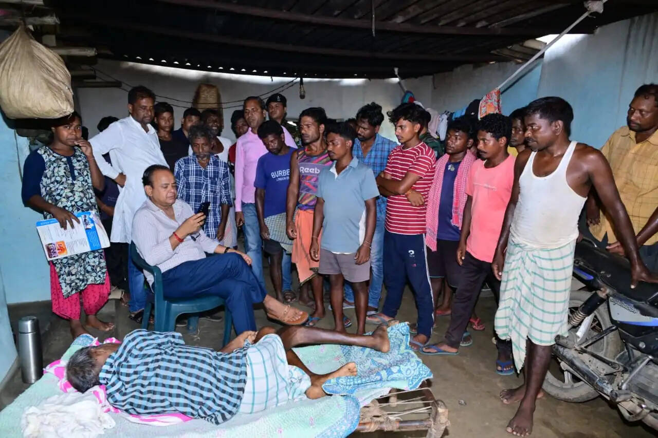 स्वास्थ्य मंत्री ने की कावरियों की सेवा, की मरीज की मदद