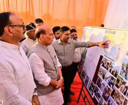 लखनऊ में बाढ़ पीड़ितों से मिले राजनाथ सिंह, कहा- संकट के समय हम आपके साथ