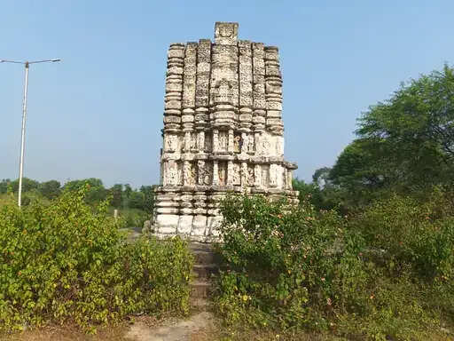 अनूपपुर: ऐतिहासिक धरोहर की अनदेखी: 12वीं सदी के गाज मंदिर बना मयखाना, चारों ओर शराब की बोतलें और गंदगी