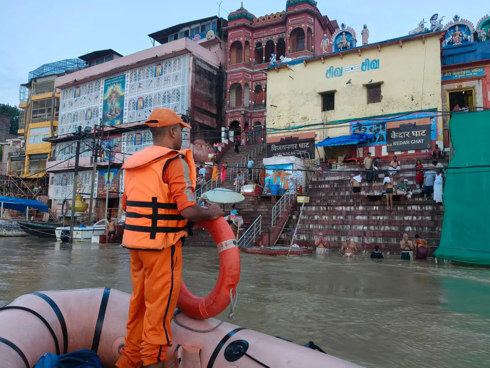 वाराणसी में गंगा के जलस्तर में लगातार बढ़ाव का रूख, प्राचीन शीतला मंदिर के गर्भगृह में पहुंचीं लहरें