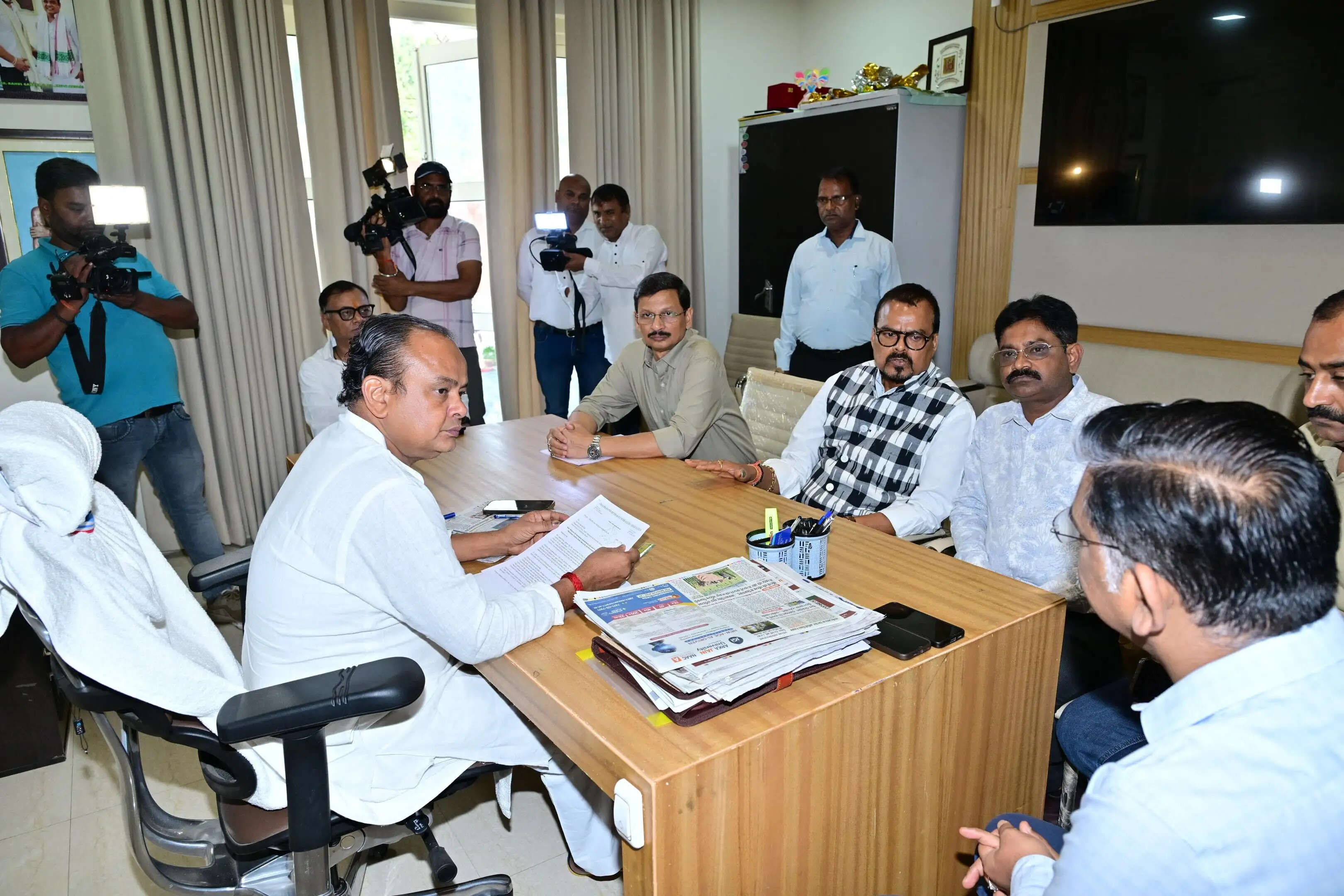पेट्रोलियम नियंत्रण आदेश से उत्पन्न समस्याओं पर डीलर्स एसोसिएशन ने मंत्री को सौंपा ज्ञापन