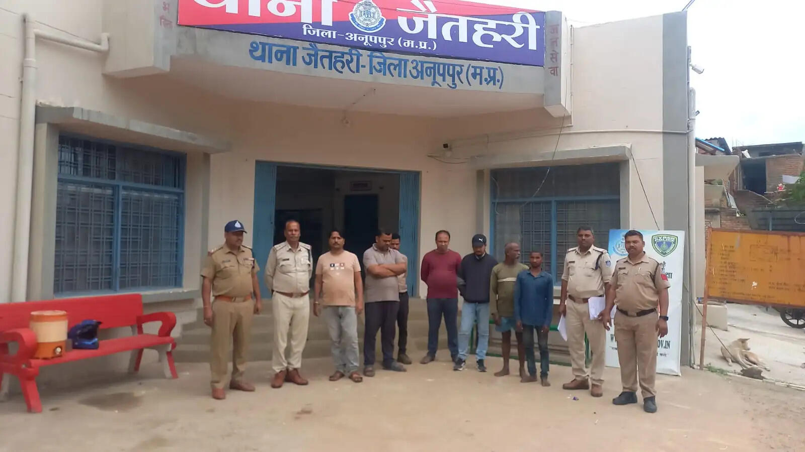 अनूपपुर: जैतहरी में जुआ खेलते 7 आरोपी गिरफ्तार, वेंकटनगर में बिना नंबर का ट्रैक्टर अवैध रेत ले जाते जब्त