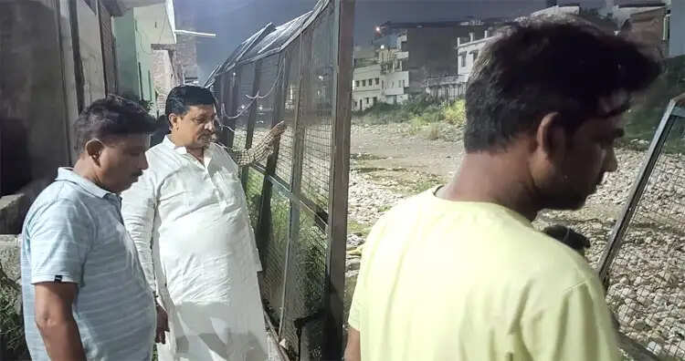 विभाग की लापरवाही पर भारी पड़ी पार्षद की पहल, निजी खर्च से सुखी नदी पर लगवाए सुरक्षा जाल
