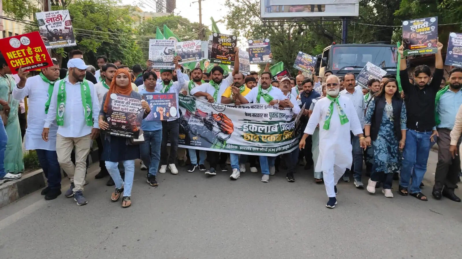 झामुमो ने नीट परीक्षा के मुद्दे पर किया प्रदर्शन, सरकार का फूंका पुतला