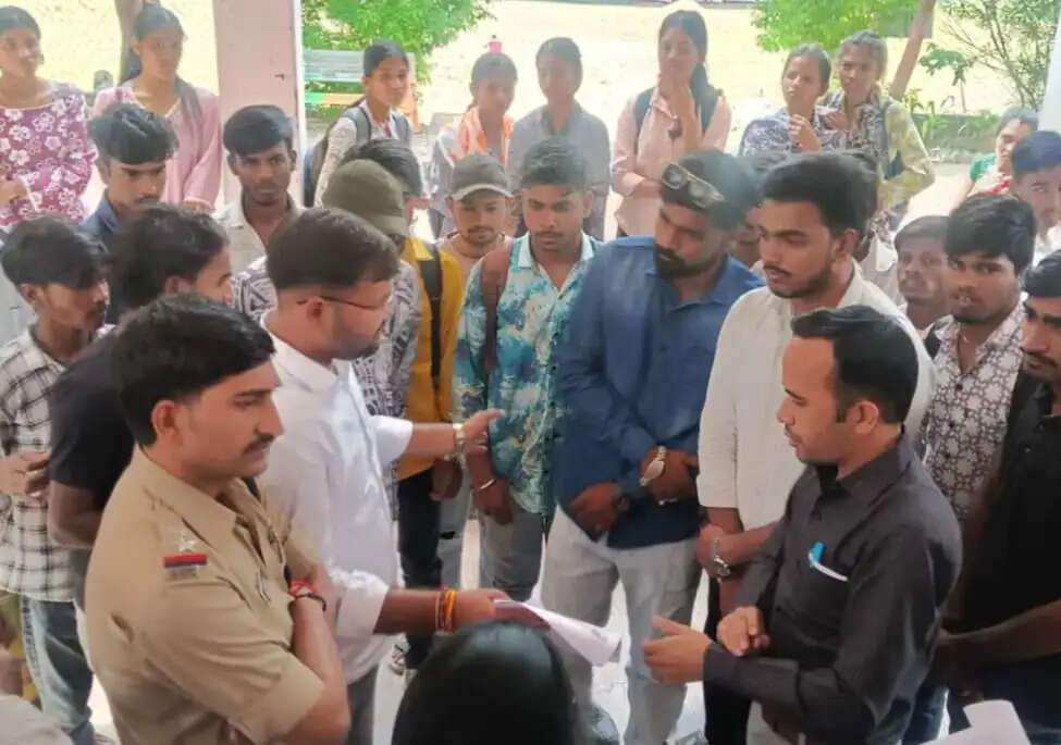 राजगढ़ः कॉलेज की लाइब्रेरी में किताबों की कमी को लेकर एबीवीपी ने प्राचार्य को सौंपा ज्ञापन