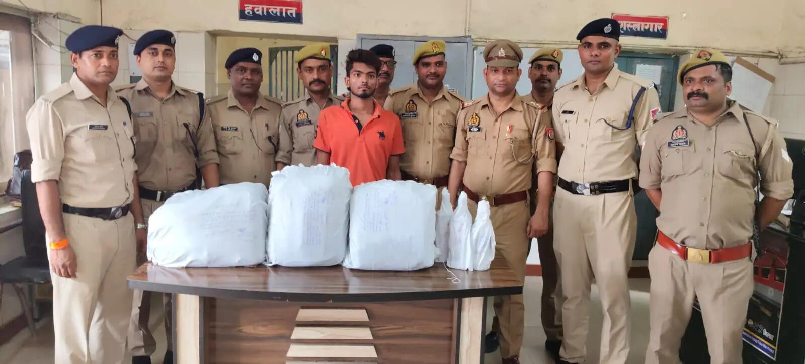 कानपुर सेंट्रल पर एक लाख की शराब के साथ युवक गिरफ्तार