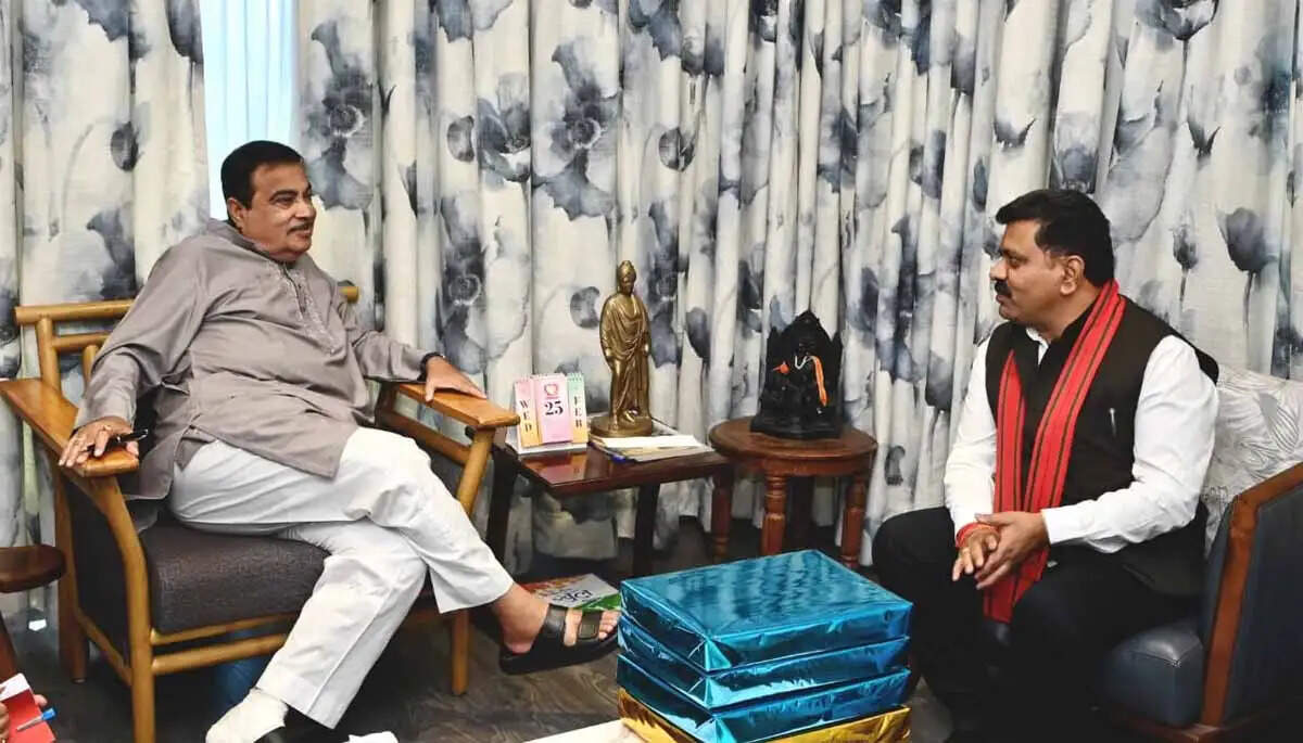 केंद्रीय परिवहन मंत्री नितिन गडकरी से मिले छत्तीसगढ़ के उपमुख्यमंत्री विजय शर्मा