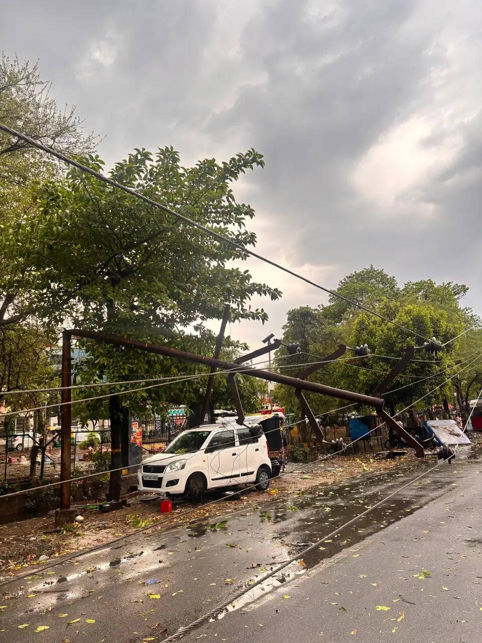 उप्र में लखनऊ समेत कई जिलों में आंधी बारिश से बिजली आपूर्ति प्रभावित, फसलों को भी हुआ नुकसान