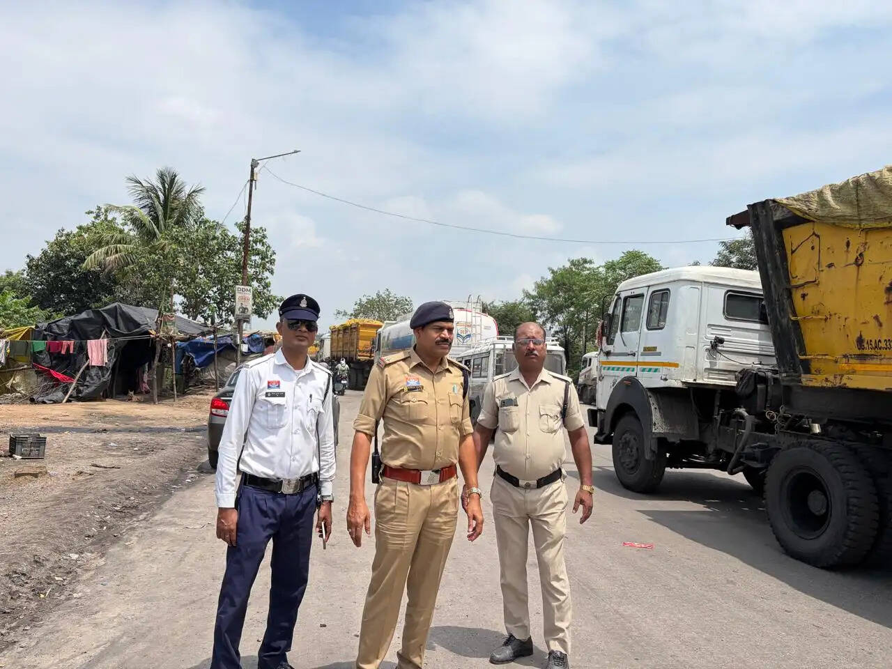 कोरबा : सर्वमंगला पुल पर ट्रेलर खराब होने से लगा जाम, क्रेन की मदद से यातायात किया बहाल