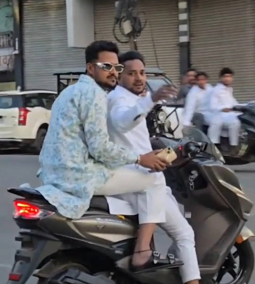 जबलपुर:&nbsp;आसामाजिक तत्वों द्वारा लड़कियों को अश्लील इशारे का वीडियो वायरल, हिन्दू संगठनों ने की कार्रवाई की मांग