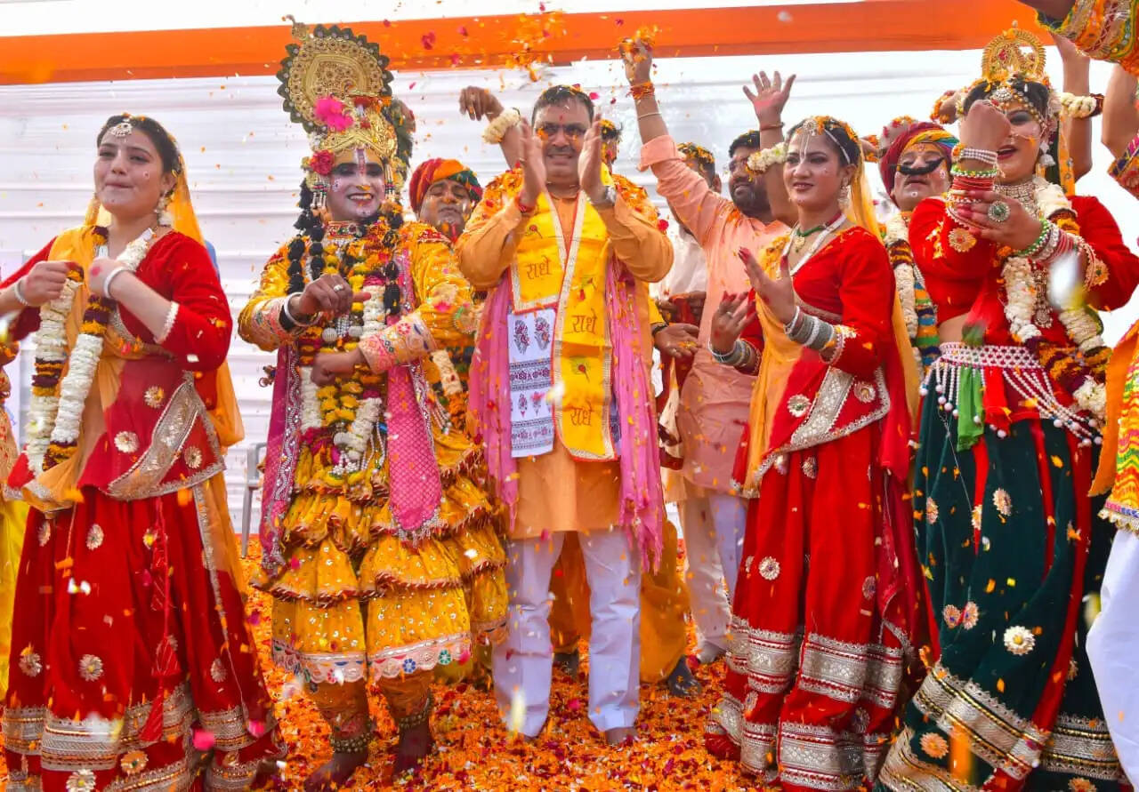 मुख्यमंत्री ने कार्यकर्त्ताओं के साथ खेली फूलों की होली, सुरक्षित एवं पर्यावरण अनुकूल होली का दिया संदेश