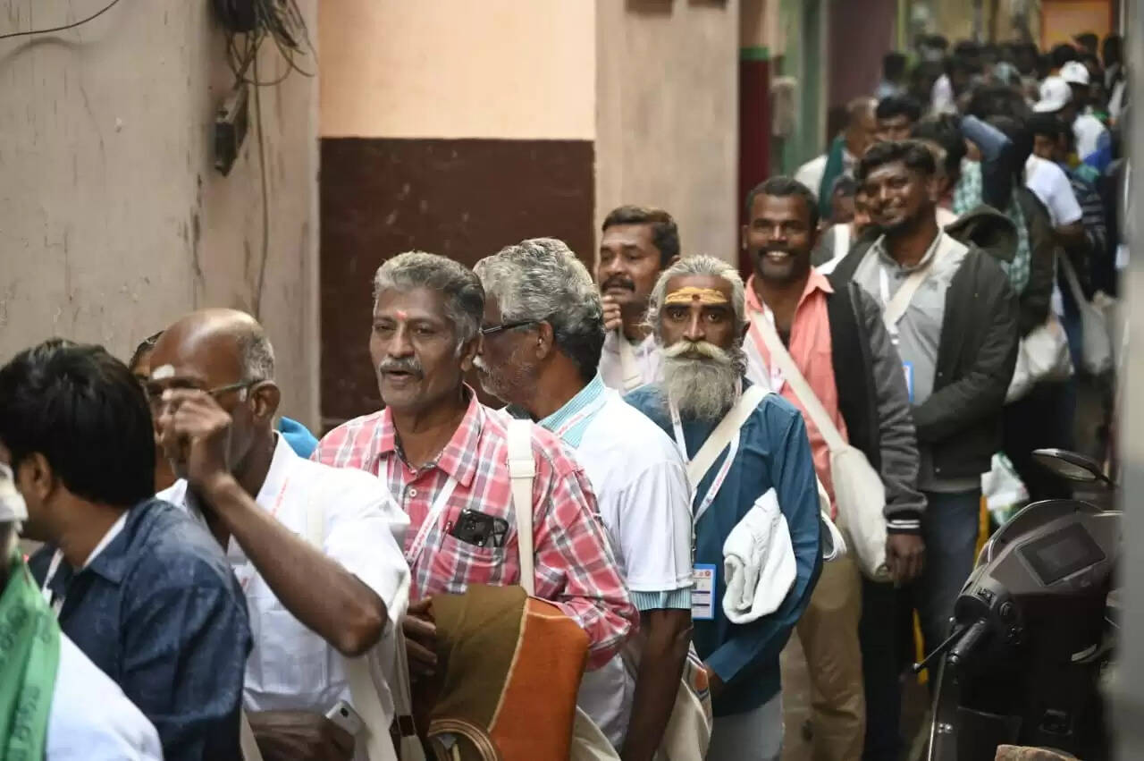 काशी तमिल संगमम-4.0 : हनुमान घाट पर तमिल दल ने गंगा में लगाई डुबकी