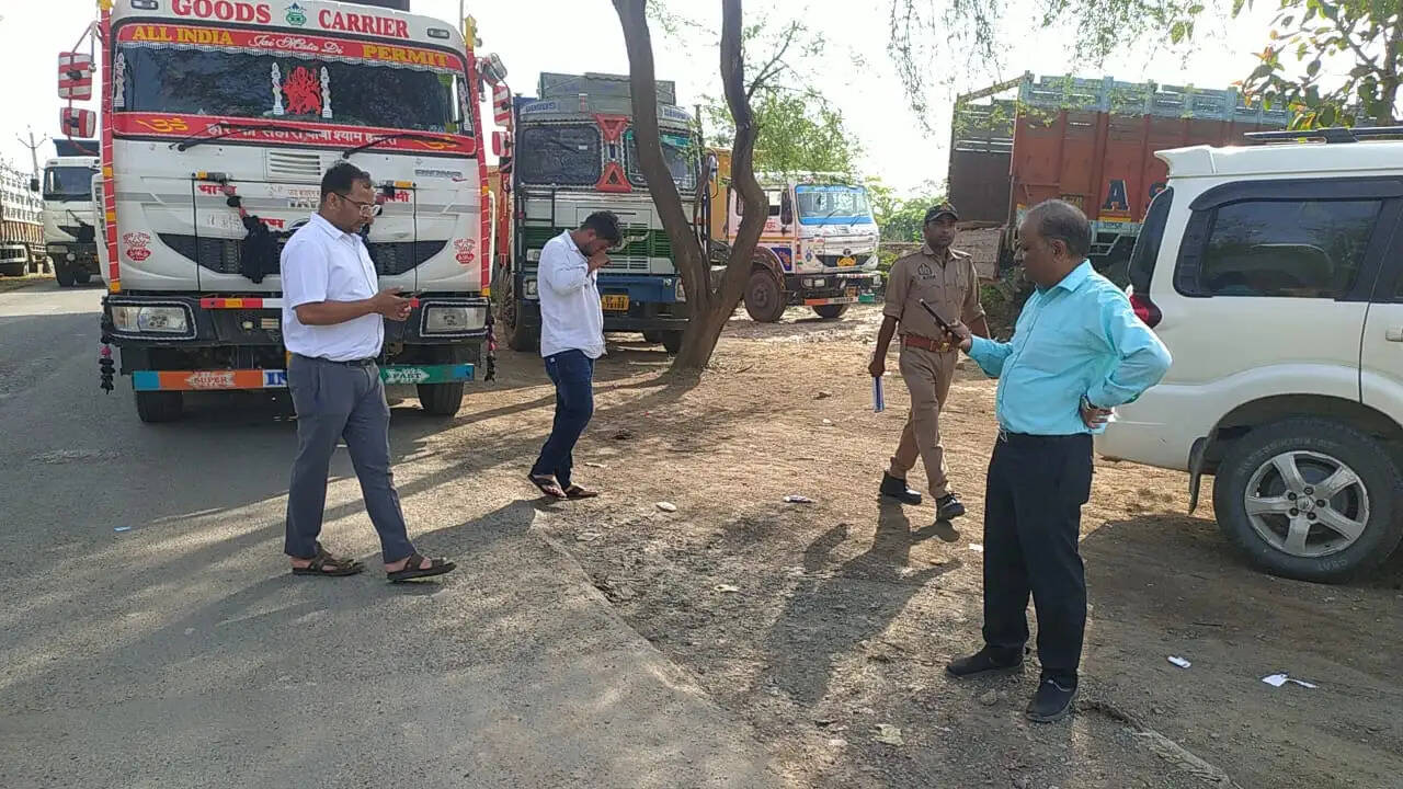 अवैध खनन पर प्रशासन का बड़ा शिकंजा, चार डम्पर पकड़े, तीन सीज