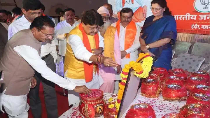 इंदौरः समरसता संकल्प अभियान के अंतर्गत निकाली गई भव्य कलश वंदन यात्रा