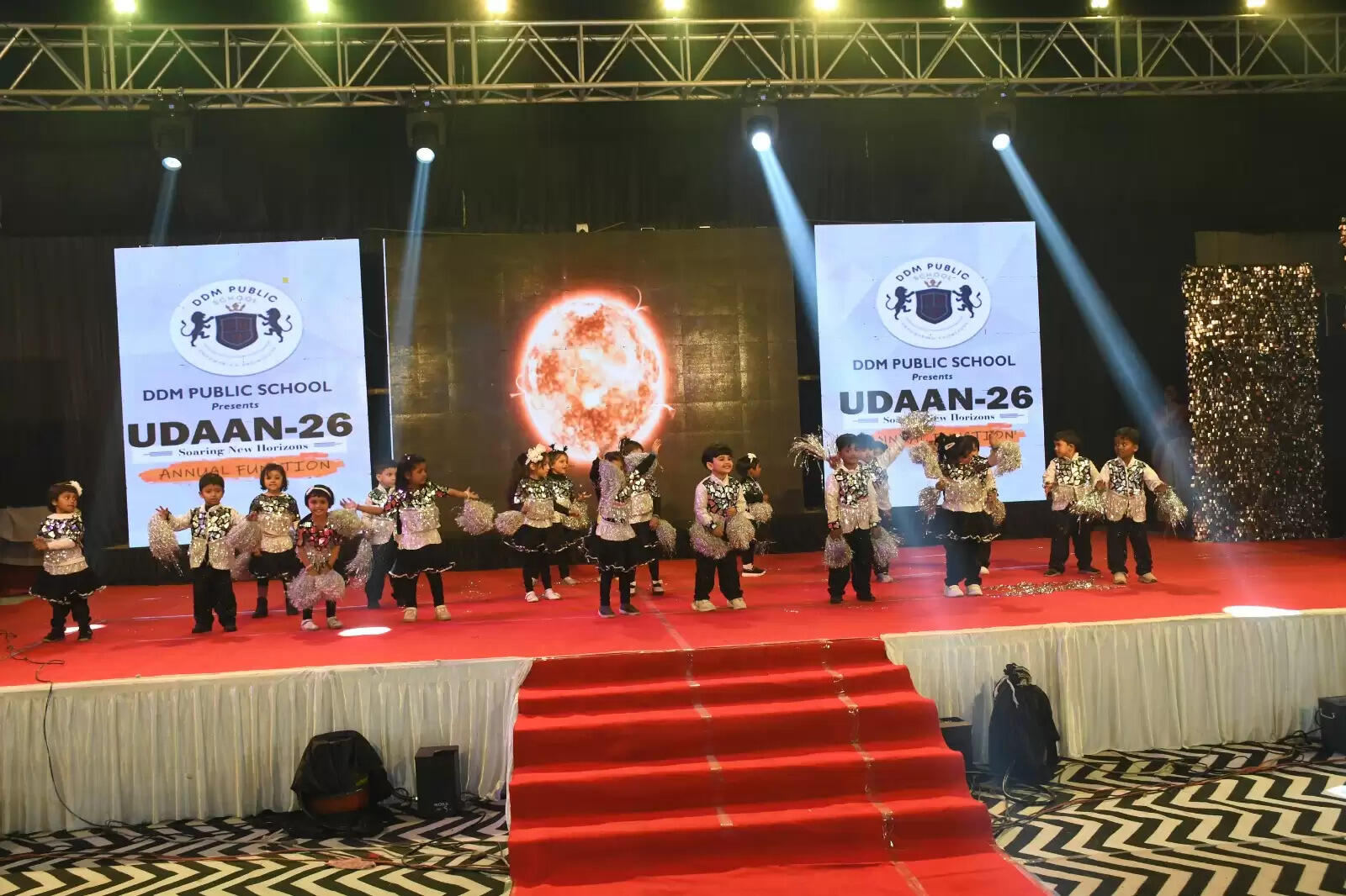 डी.डी.एम पब्लिक विद्यालय के वार्षिक उत्सव “उड़ान” में विद्यार्थियों ने दिखाया हुनर और आत्मविश्वास