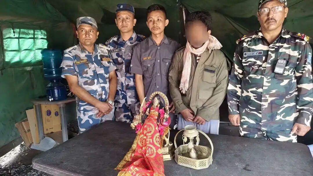 नेपाल विराटनगर के संसारी माता मंदिर से चोरी मूर्ति को एसएसबी ने किया बरामद,एपीएफ के सुपुर्द किया