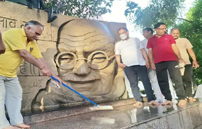 सोनीपत: गांधी जयंती पर खादी खरीदने के साथ स्वच्छता अभियान चलाकर दिया संदेश