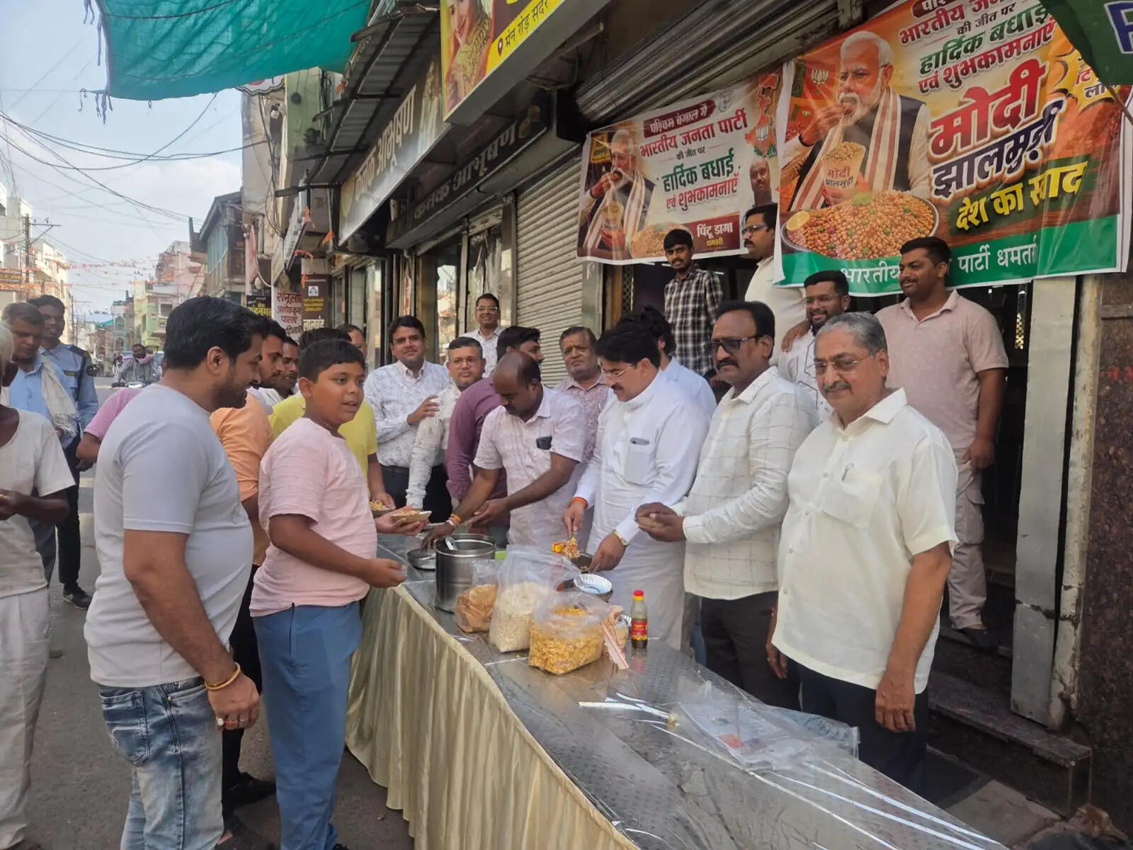 पश्चिम बंगाल और असम विधानसभा चुनाव में जीत से भाजपाई गदगद, बांटी मिठाईयां