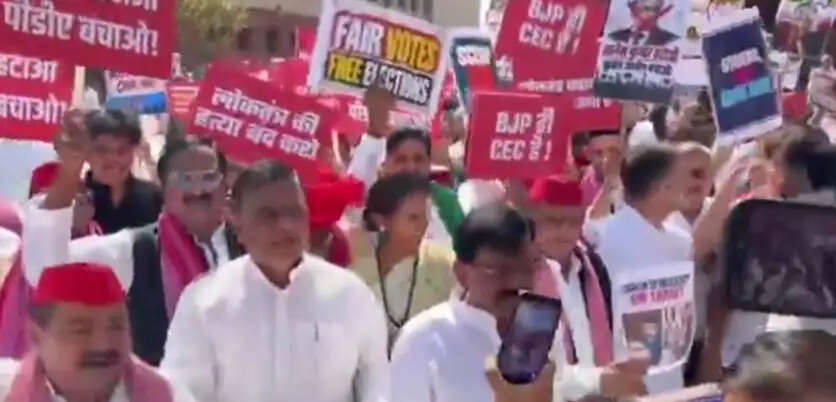 इंडी गठबंधन का संसद से चुनाव आयोग तक मार्च, सीईसी के इस्तीफे और एसआईआर प्रक्रिया का विरोध, नीति आयोग के पास रोका गया, कई नेता हिरासत में लिए गए