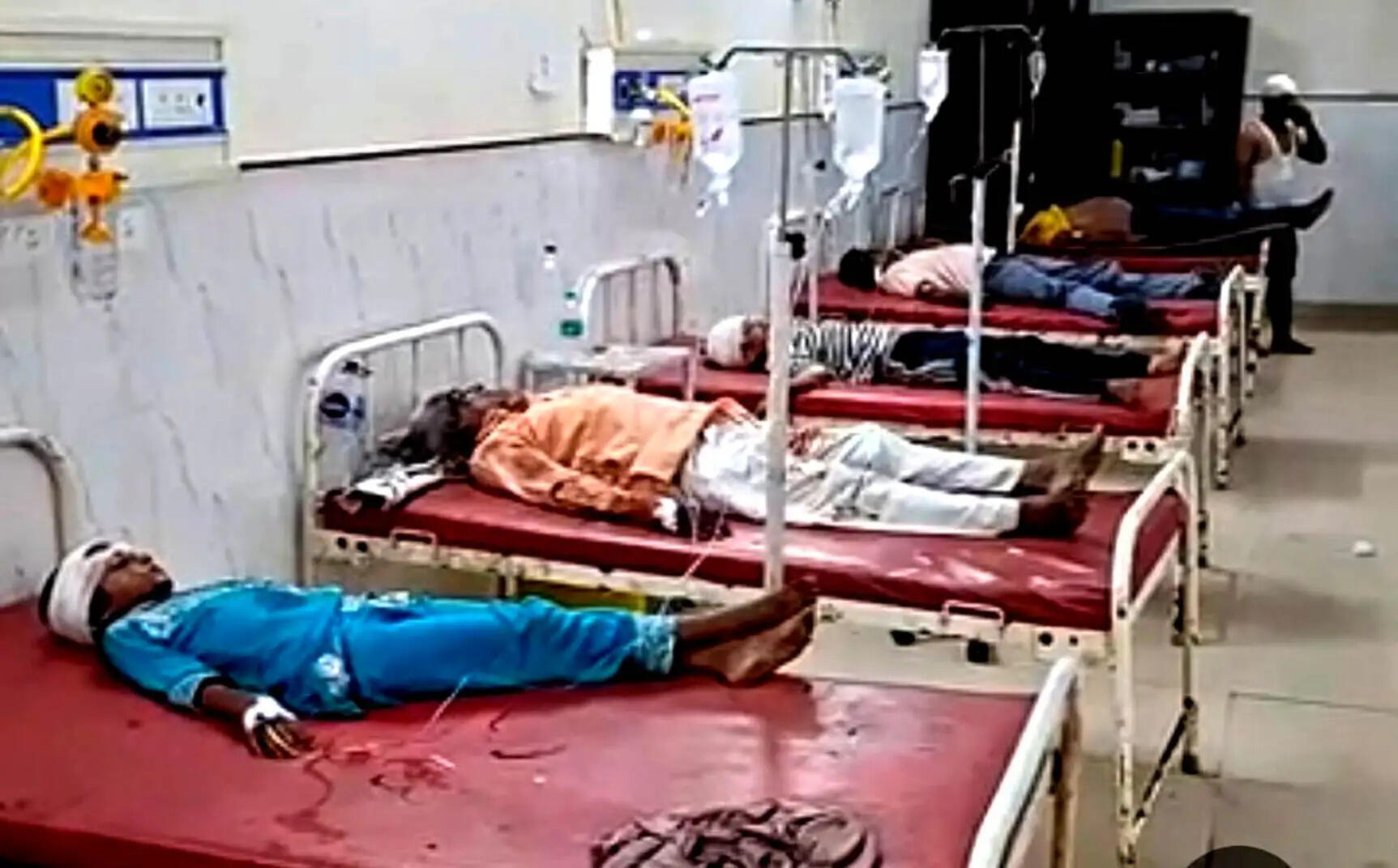 टायर फटने से पलटा टेंपो,एक महिला की मौत