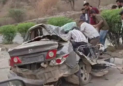 ट्रेलर से भिड़ी कार, युवक की मौके पर मौत
