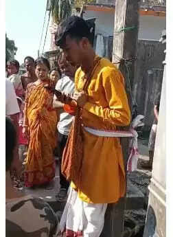 साधु के रूप में चोरी और ठगी की कोशिश, स्थानीय लोगों ने खम्भे से बांधा