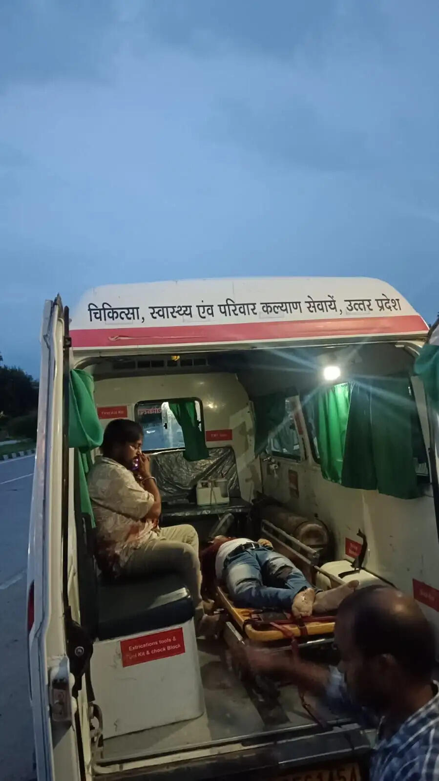 बाबा विश्वनाथ दर्शन कर लौट रहे श्रद्धालुओं की कार ट्रक से टकराई, दो की मौत, तीन घायल जिला अस्पताल में भर्ती