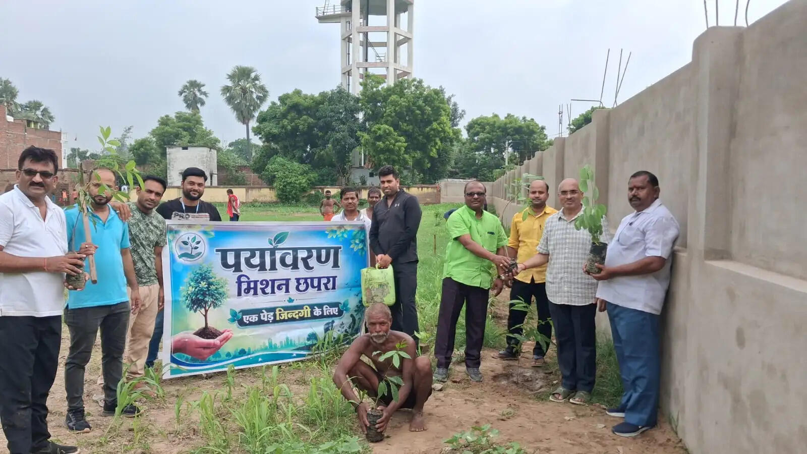चिरांद में पौधा रोपण के साथ बच्चों ने लिया एक-एक पौधा के देखभाल का संकल्प