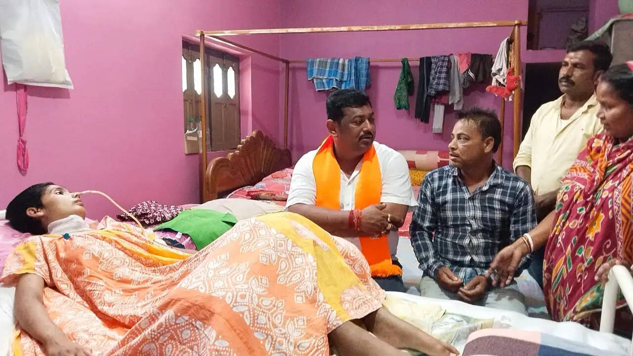(चुनाव 26) सप्तग्राम : कोमा में पड़ी तृणमूल सदस्य के घर पहुंचे भाजपा उम्मीदवार, इलाज को लेकर सियासी आरोप-प्रत्यारोप