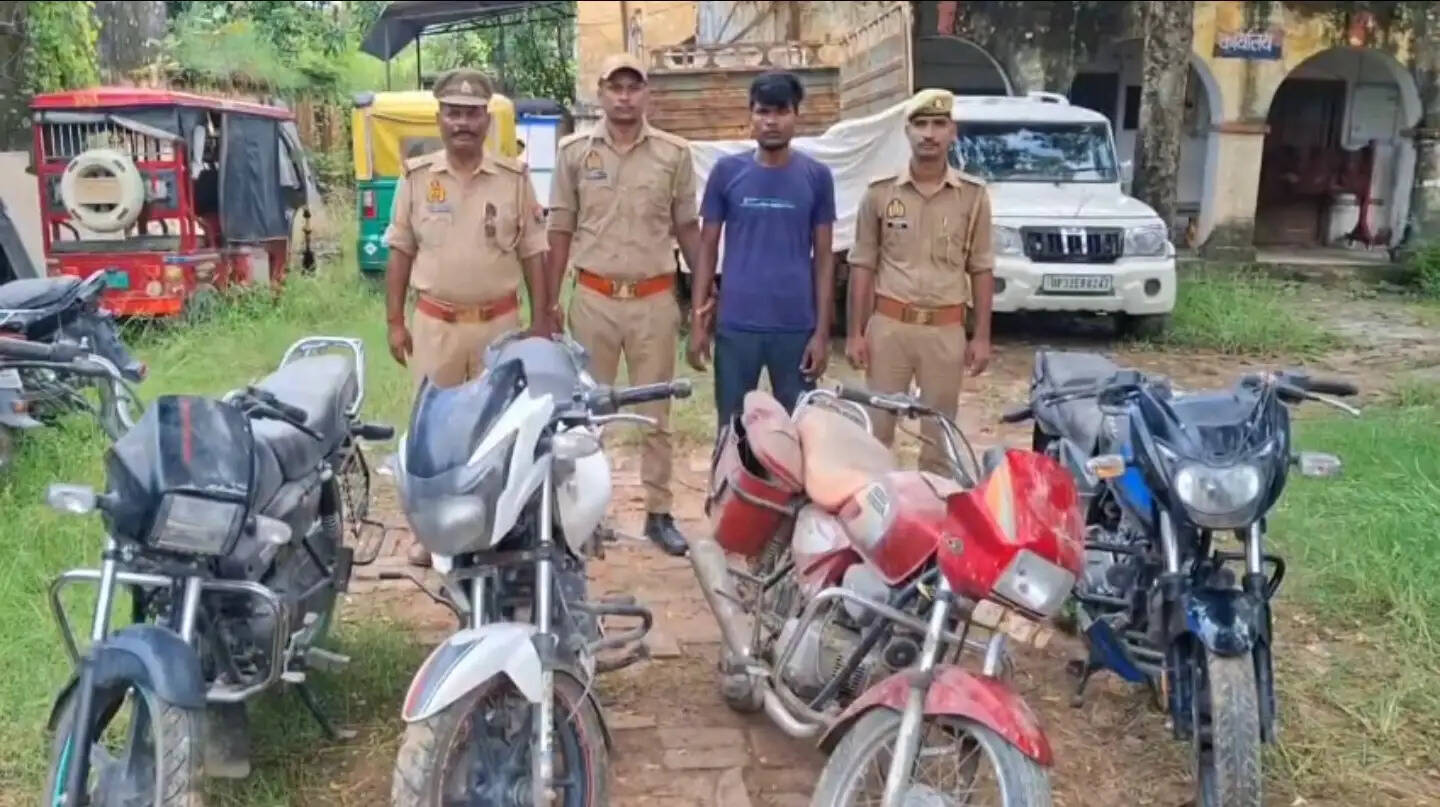अवैध तमंचा-कारतूस के साथ आरोपित गिरफ्तार, चार चोरी की बाइक बरामद