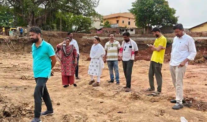जगदलपुर : पंडरी तरई तालाब निर्माण कार्य का कांग्रेस पार्षदों ने किया निरीक्षण