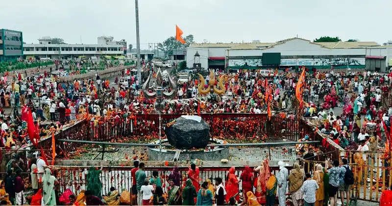 कुबेरेश्वरधाम पर उमड़ा आस्था का सैलाब, डेढ़ लाख से अधिक कांवड़ियों ने किया भगवान शिव का अभिषेक
