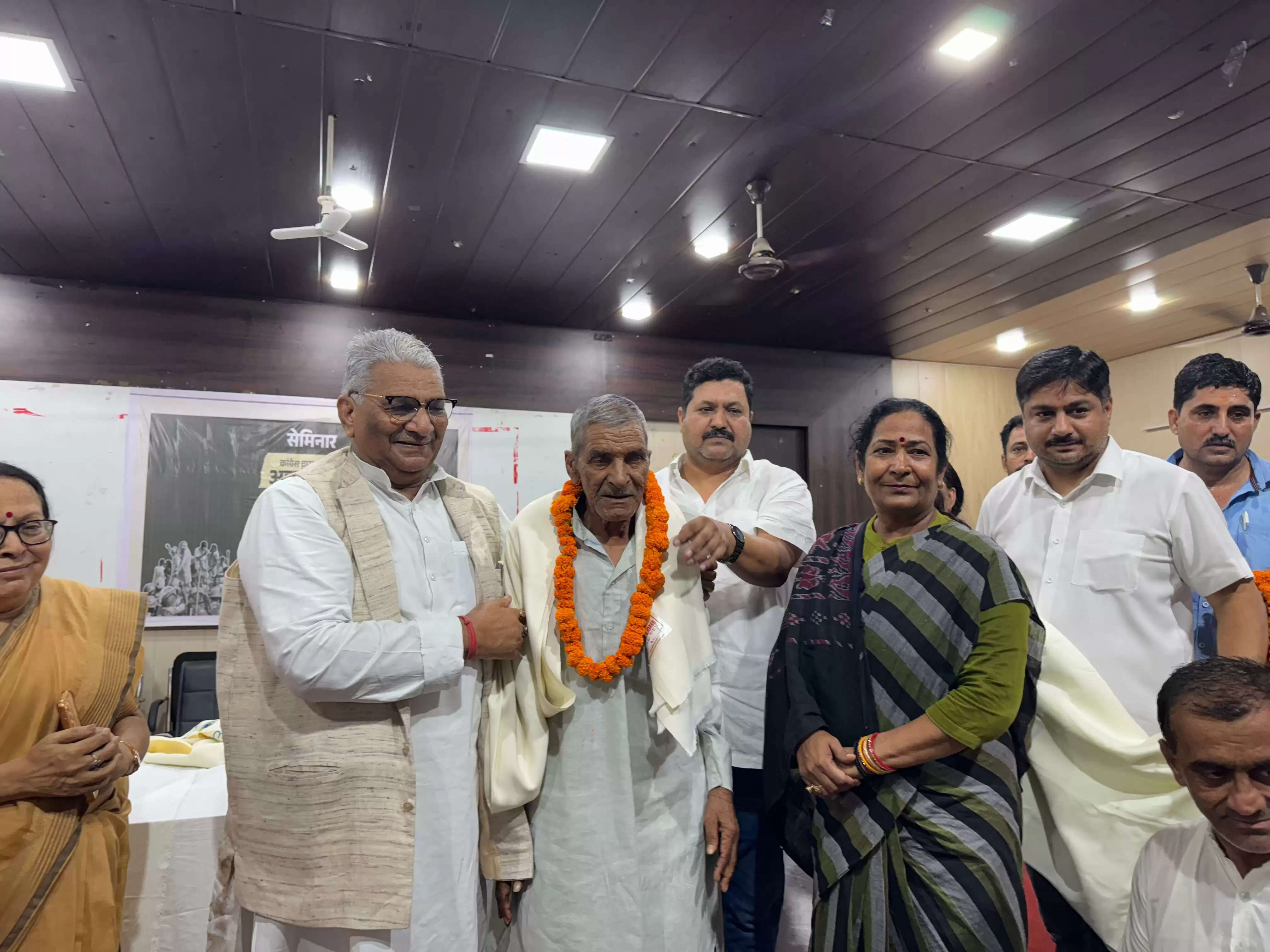 आपातकाल के 50 वें वर्ष पर भाजपा ने लोकतंत्र सेनानियों को किया सम्मानित