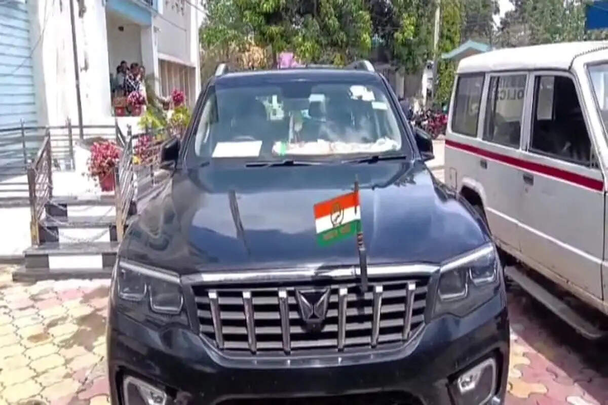 नाका जांच में पूर्व विधायक की गाड़ी से हथियार बरामद, छह गिरफ्तार