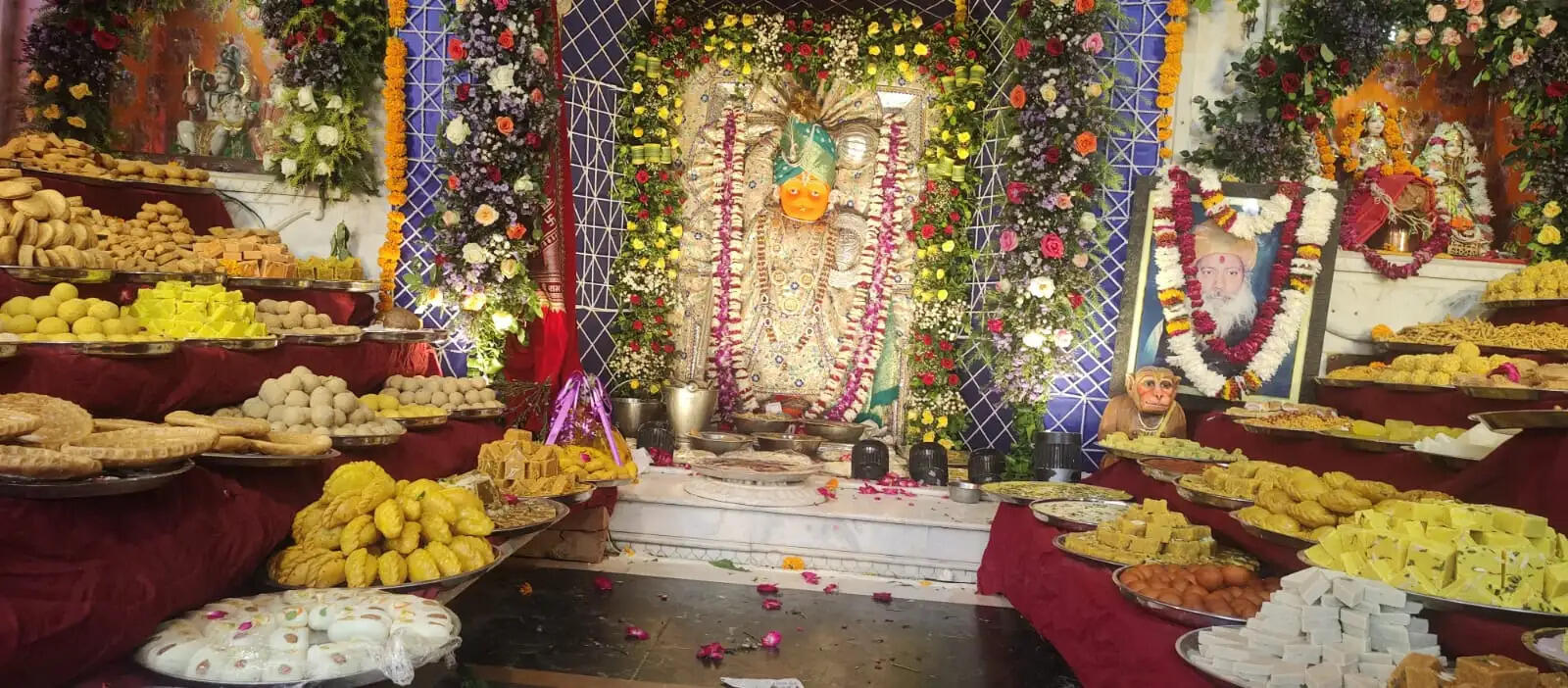 पूर्वमुखी हनुमान मंदिर में सजी छप्पन भोग की झांकी: फूल बंगले में विराजे बालाजी