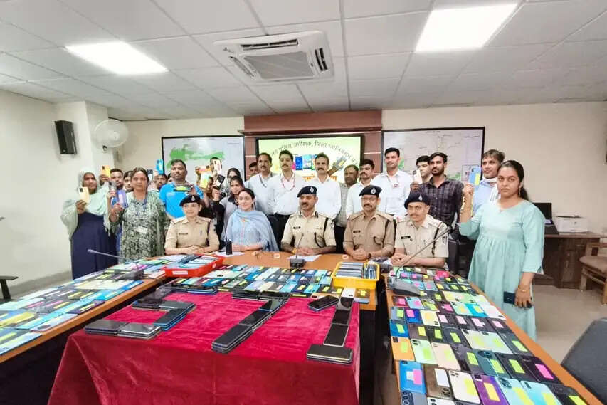 मप्र पुलिस ने दो सप्ताह में 2 करोड़ 26 लाख रुपए से अधिक के गुम हुए 1021 मोबाइल फोन खोजे