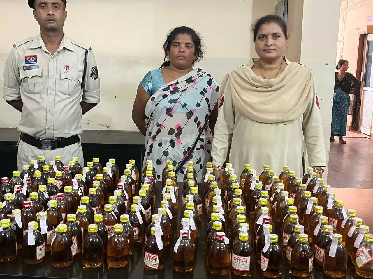 रायपुर : अवैध शराब बेचते एक महिला गिरफ्तार