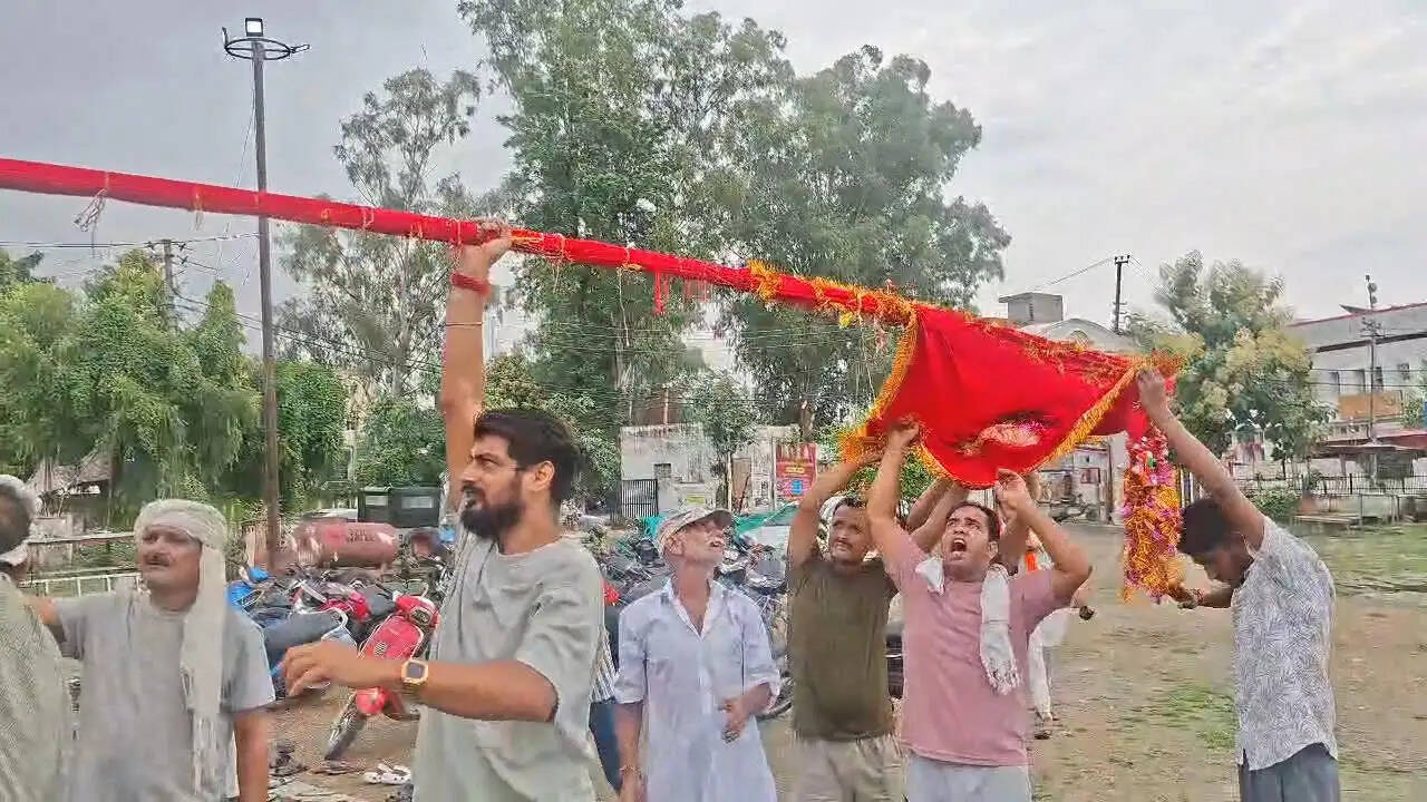 रक्षाबंधन पर श्री राम नाटक सभा ने किया ध्वजारोहण, रामलीला की तैयारियां शुरू