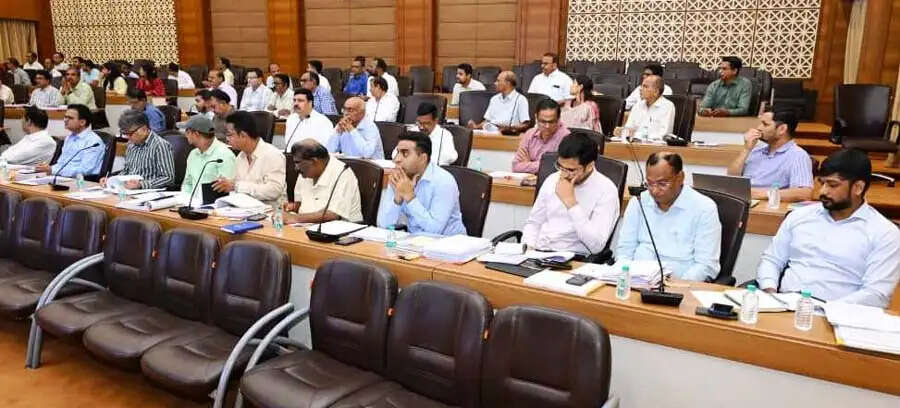 लोक निर्माण विभाग के सचिव ने की सड़क एवं भवन निर्माण कार्यों की प्रगति की समीक्षा