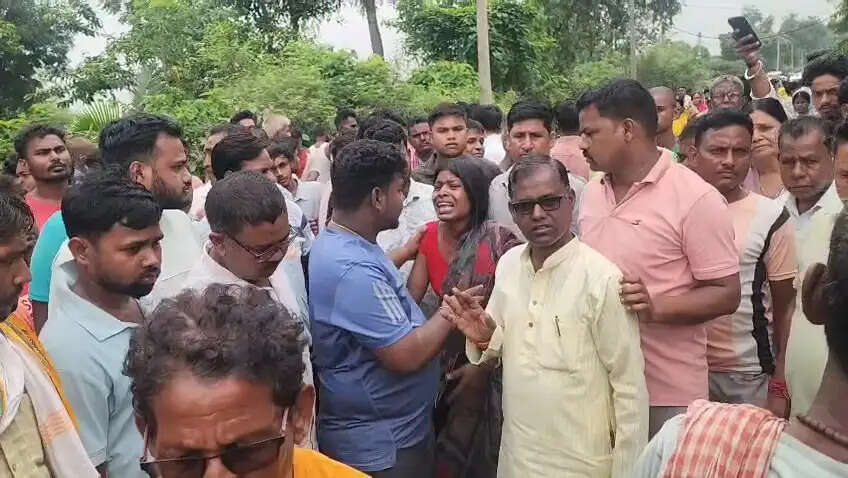 सनकी युवक ने की कुल्हाड़ी से वृद्ध दंपत्ति और बहू की हत्या