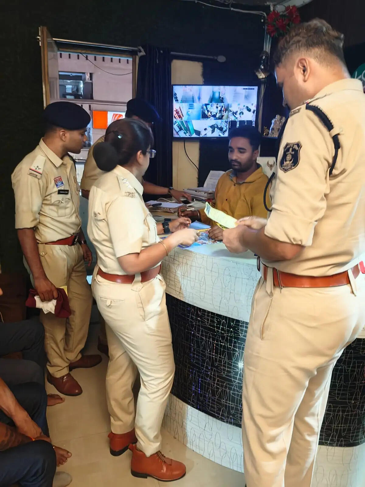 रायपुर में 10 स्पा सेंटरों पर पुलिस का छापा, दस्तावेज और सुरक्षा व्यवस्था की जांच